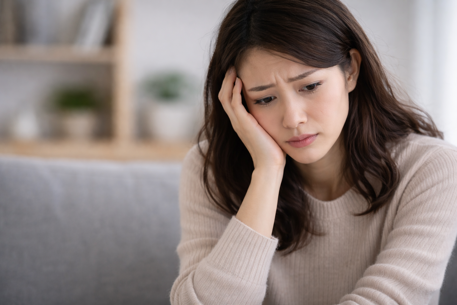 悩んでる女性