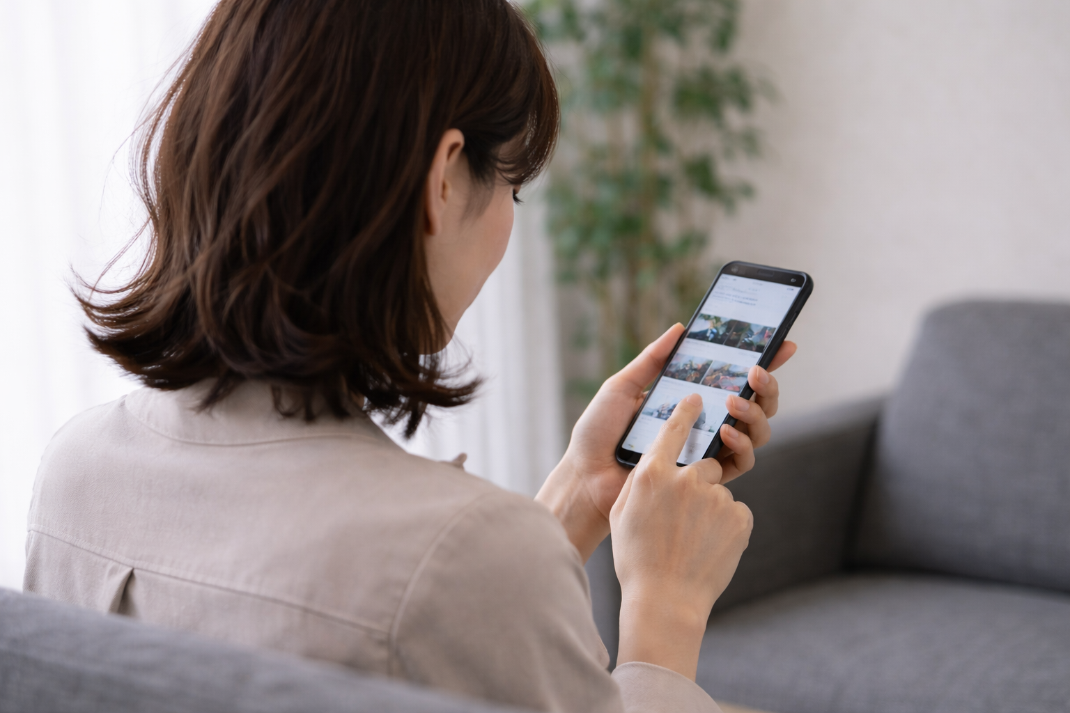 スマホを見ている女性