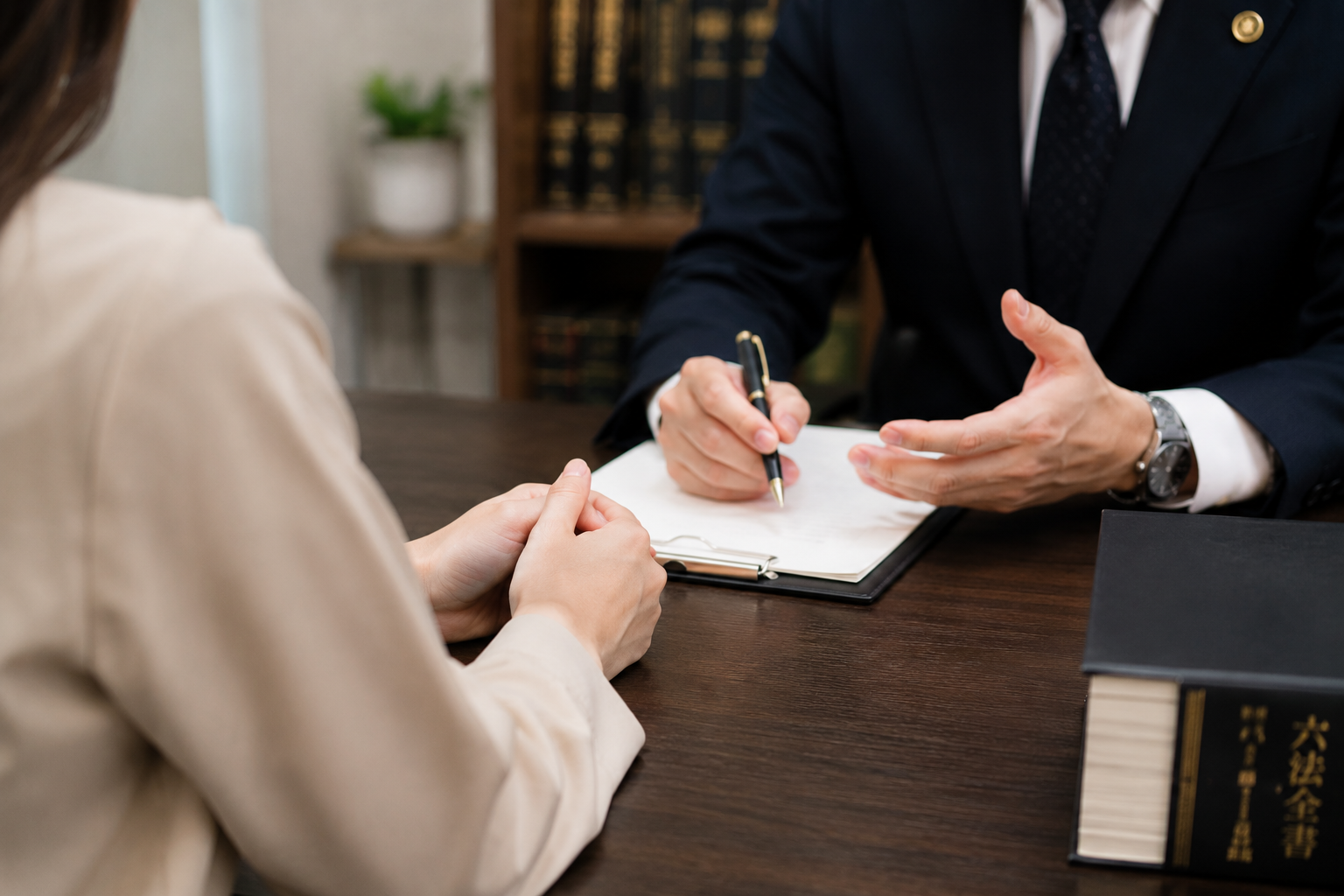 弁護士に相談している女性