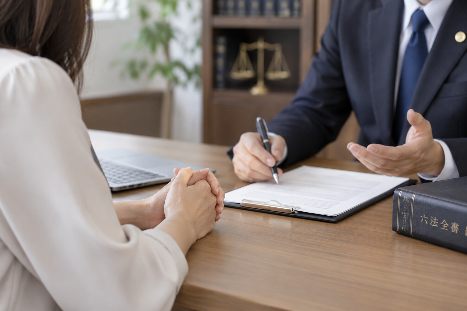 弁護士に相談している女性の手元