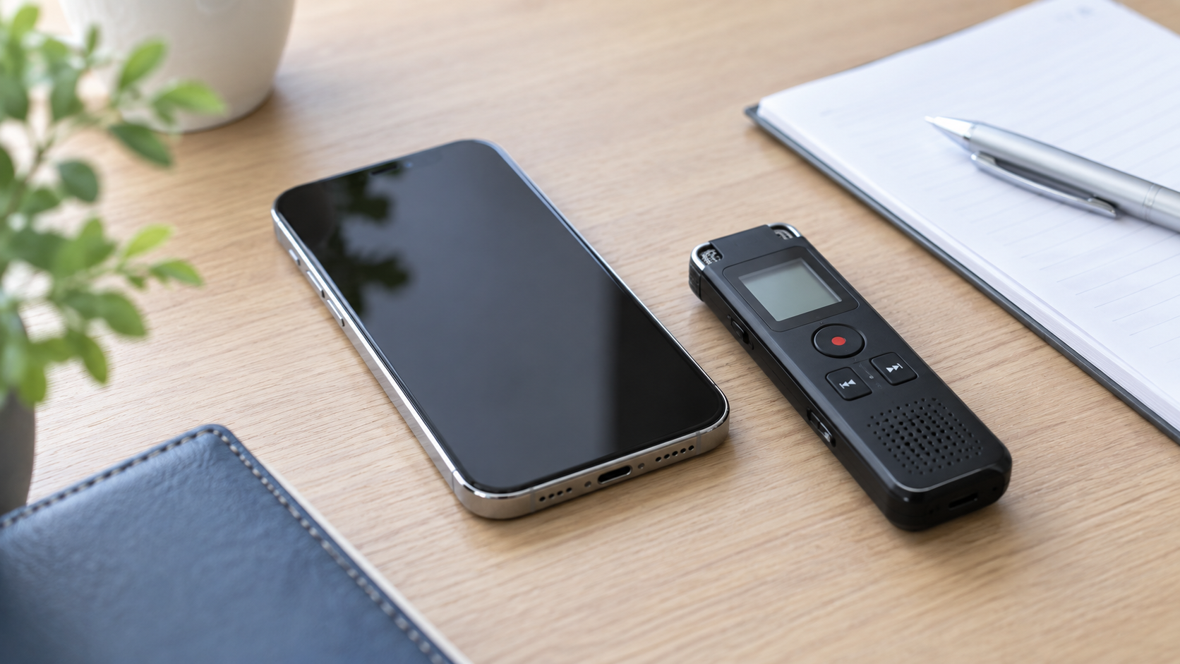 スマホとボイスレコーダーが机の上に置いてある様子