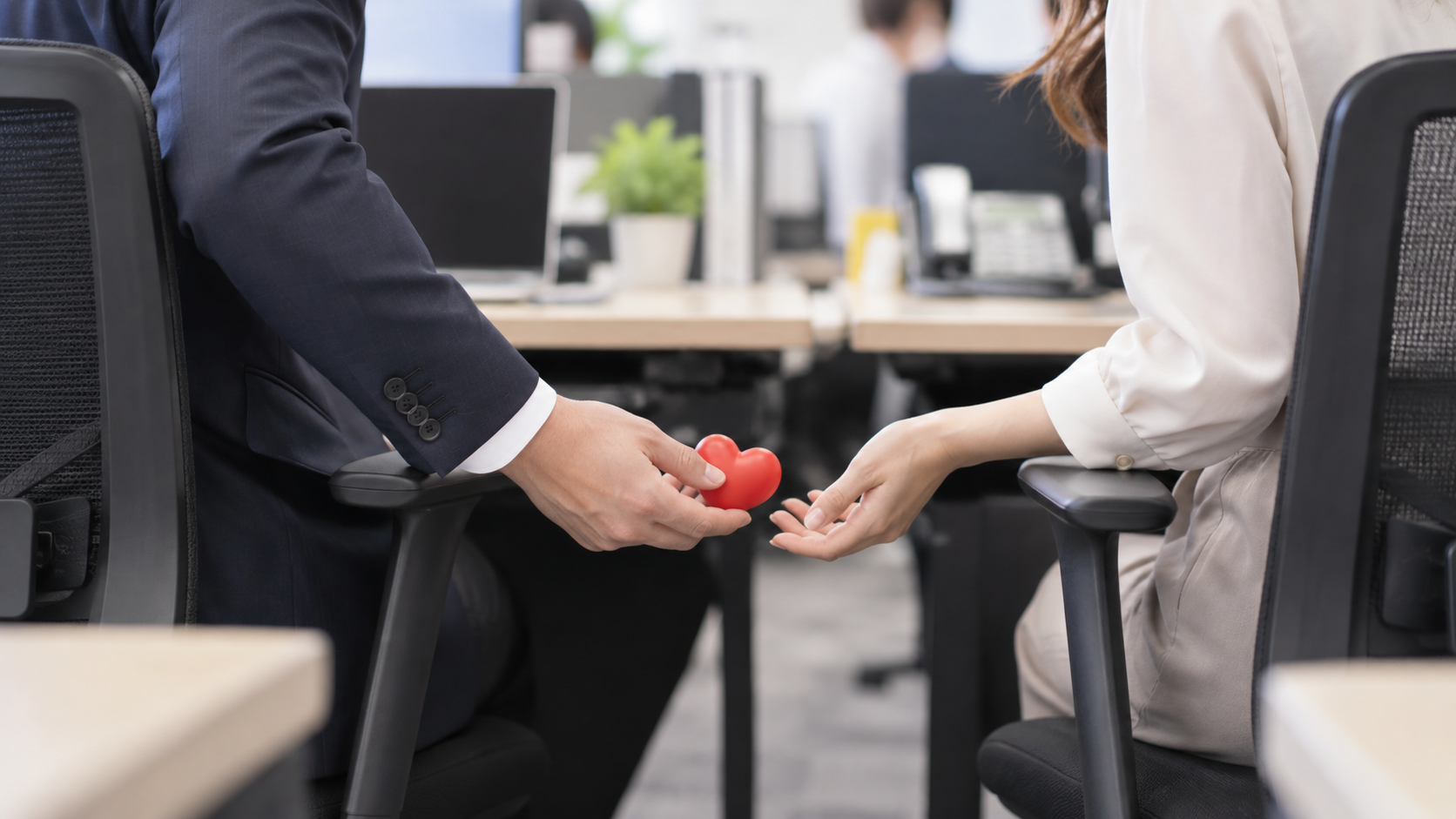 社内でハートの模型を渡している様子